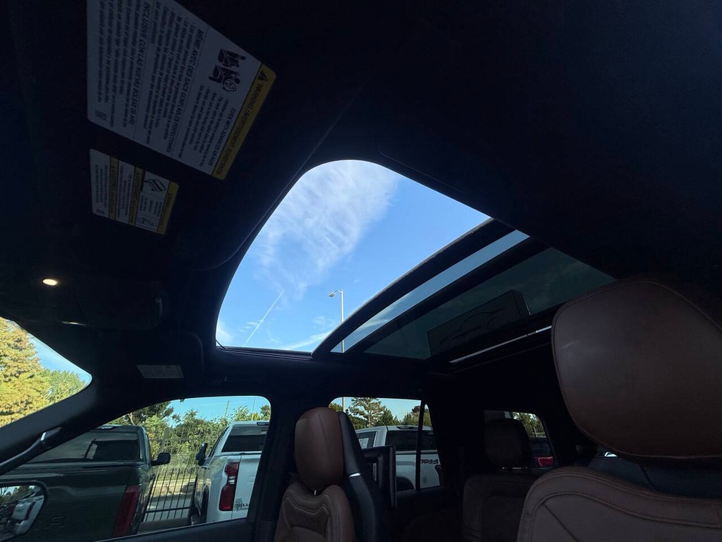 Lincoln Navigator Vehicle Full-screen Gallery Image 35