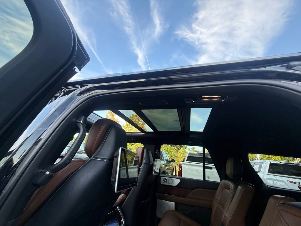 Lincoln Navigator Vehicle Full-screen Gallery Image 36