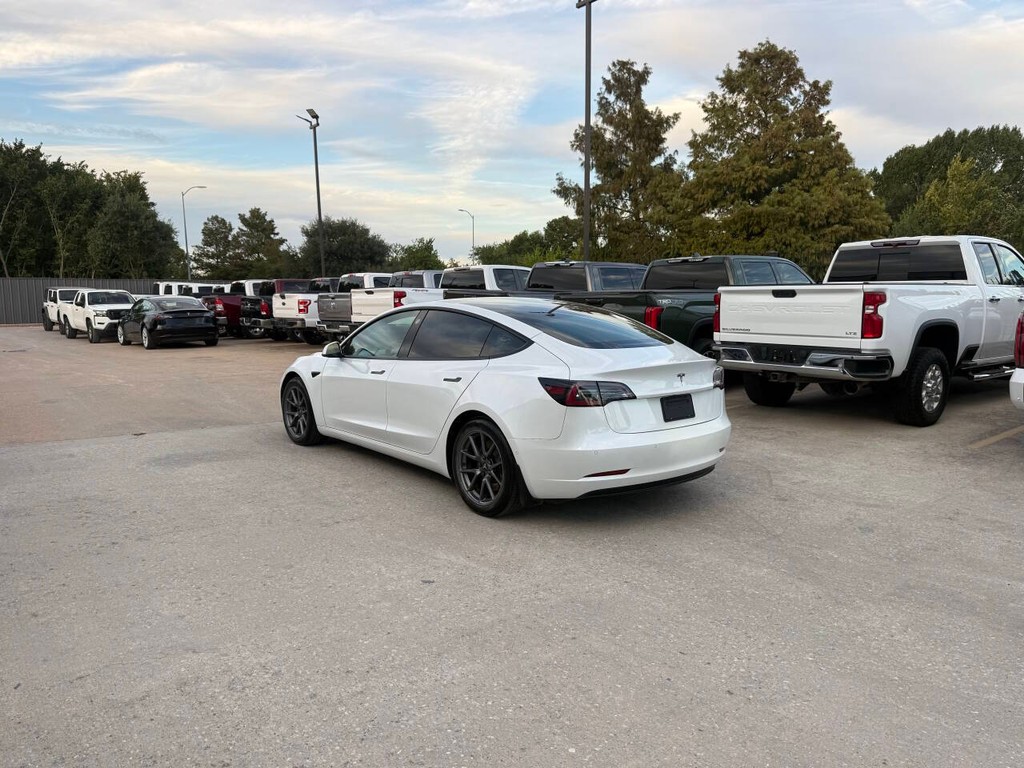 Tesla Model 3 Vehicle Full-screen Gallery Image 04