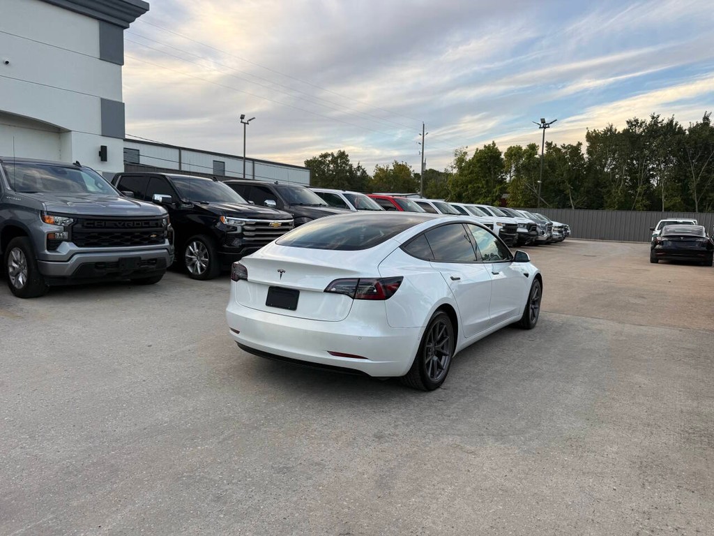 Tesla Model 3 Vehicle Full-screen Gallery Image 05