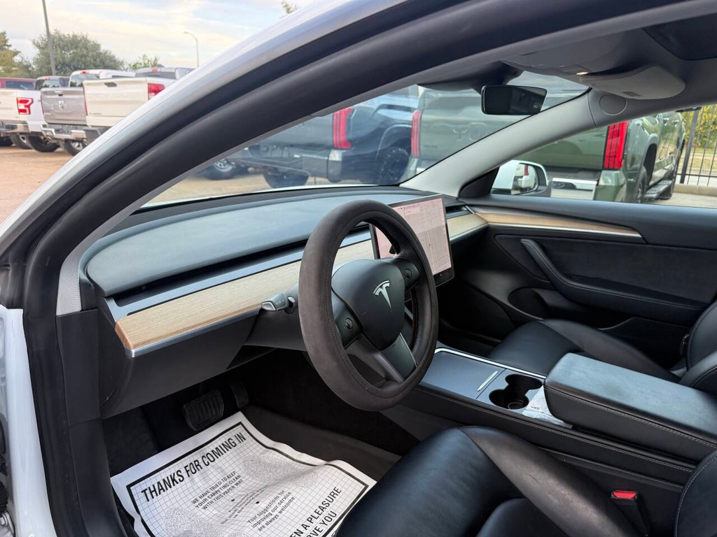 Tesla Model 3 Vehicle Full-screen Gallery Image 06