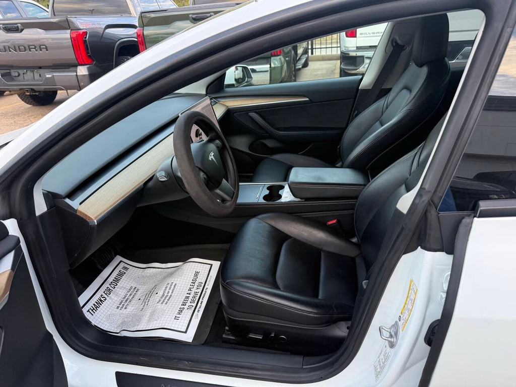 Tesla Model 3 Vehicle Full-screen Gallery Image 07