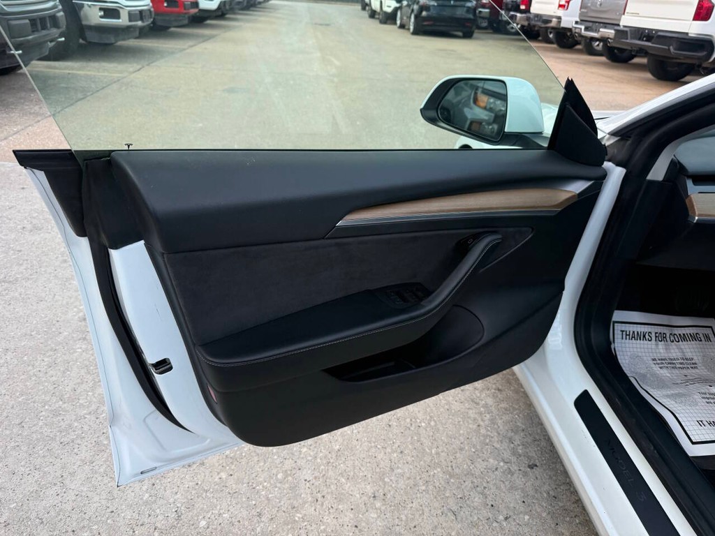 Tesla Model 3 Vehicle Full-screen Gallery Image 08
