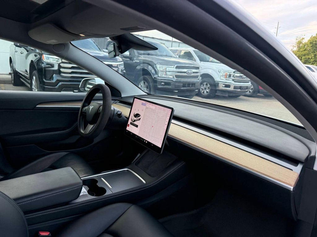 Tesla Model 3 Vehicle Full-screen Gallery Image 09
