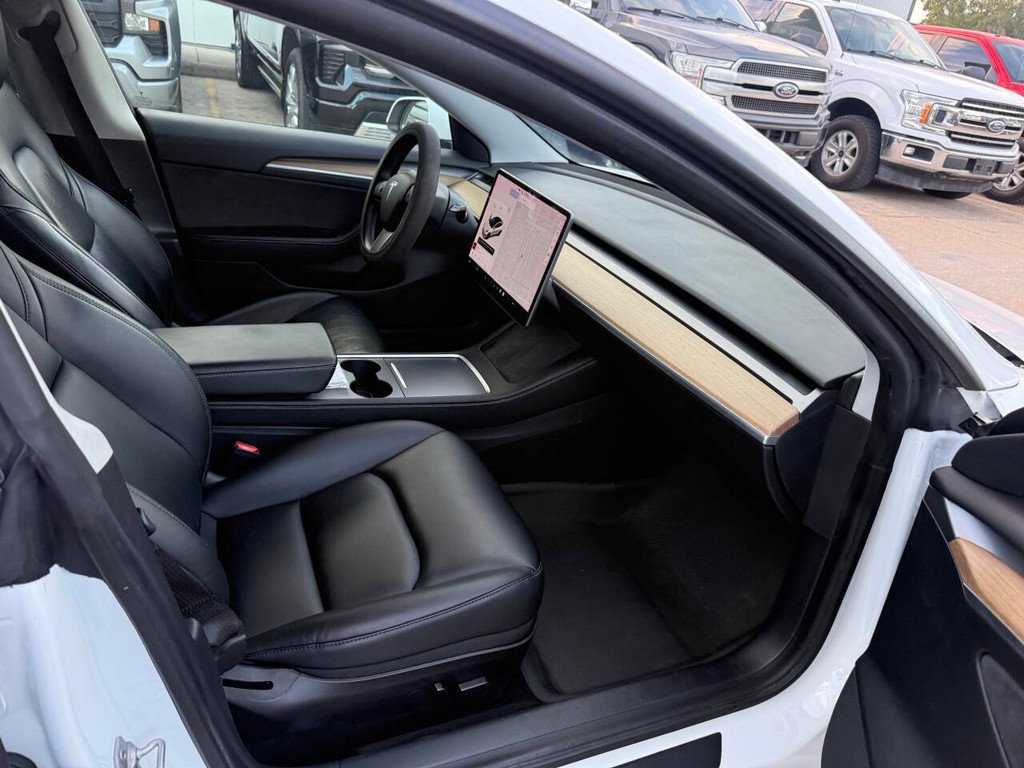 Tesla Model 3 Vehicle Full-screen Gallery Image 10