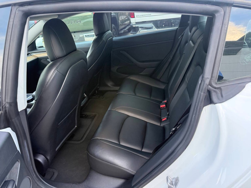 Tesla Model 3 Vehicle Full-screen Gallery Image 11