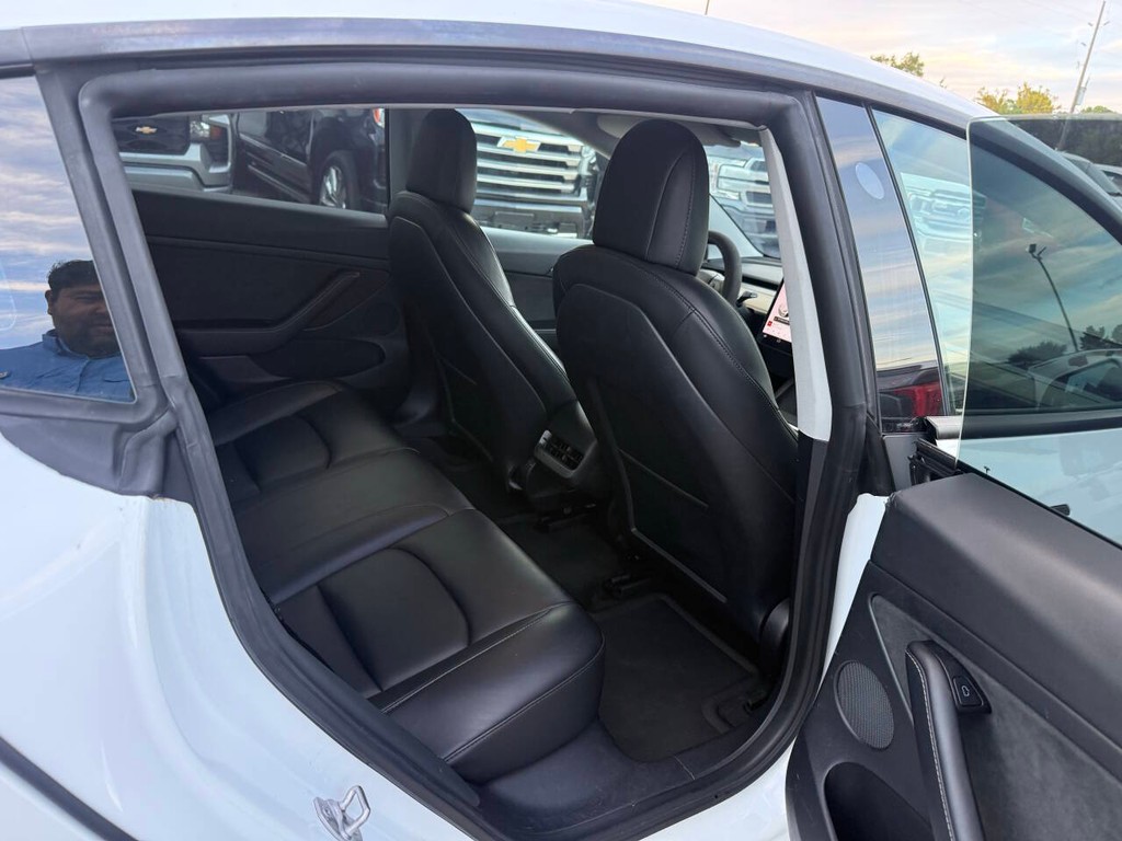 Tesla Model 3 Vehicle Full-screen Gallery Image 13