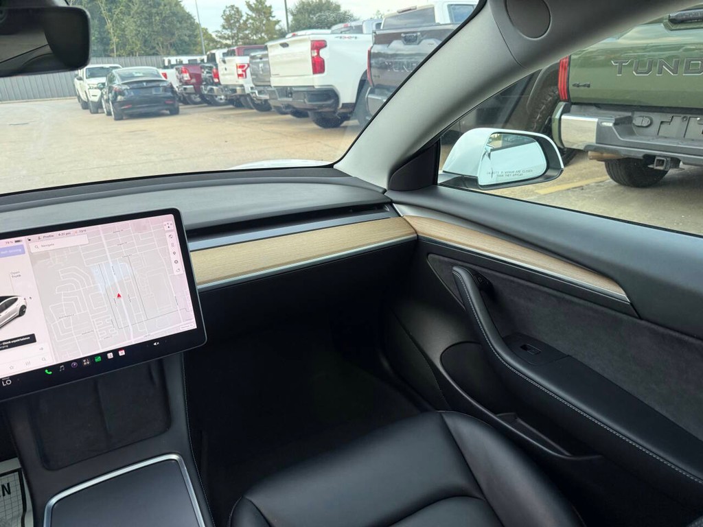Tesla Model 3 Vehicle Full-screen Gallery Image 16