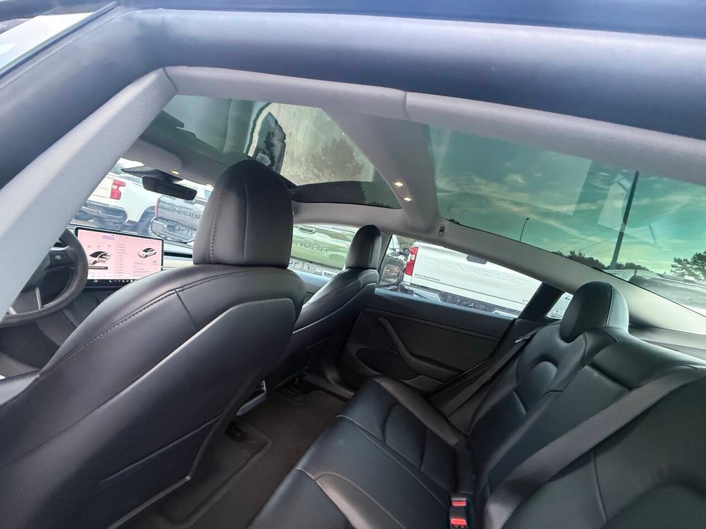 Tesla Model 3 Vehicle Full-screen Gallery Image 26