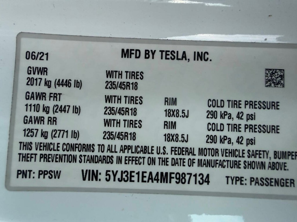 Tesla Model 3 Vehicle Full-screen Gallery Image 30