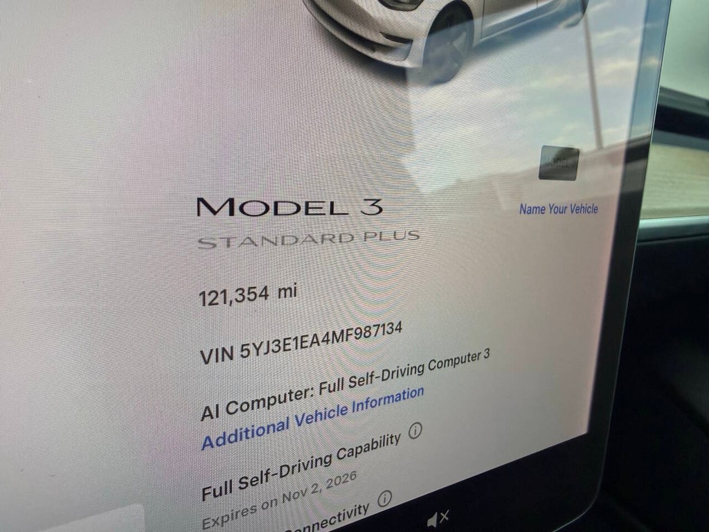 Tesla Model 3 Vehicle Full-screen Gallery Image 31