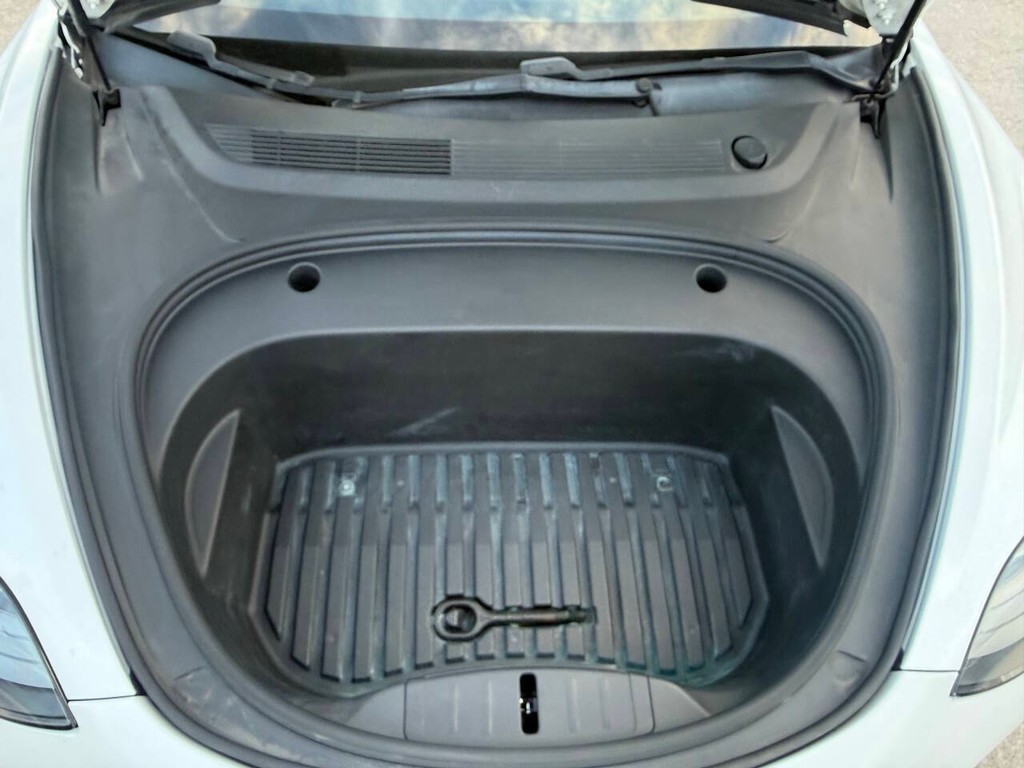 Tesla Model 3 Vehicle Full-screen Gallery Image 32