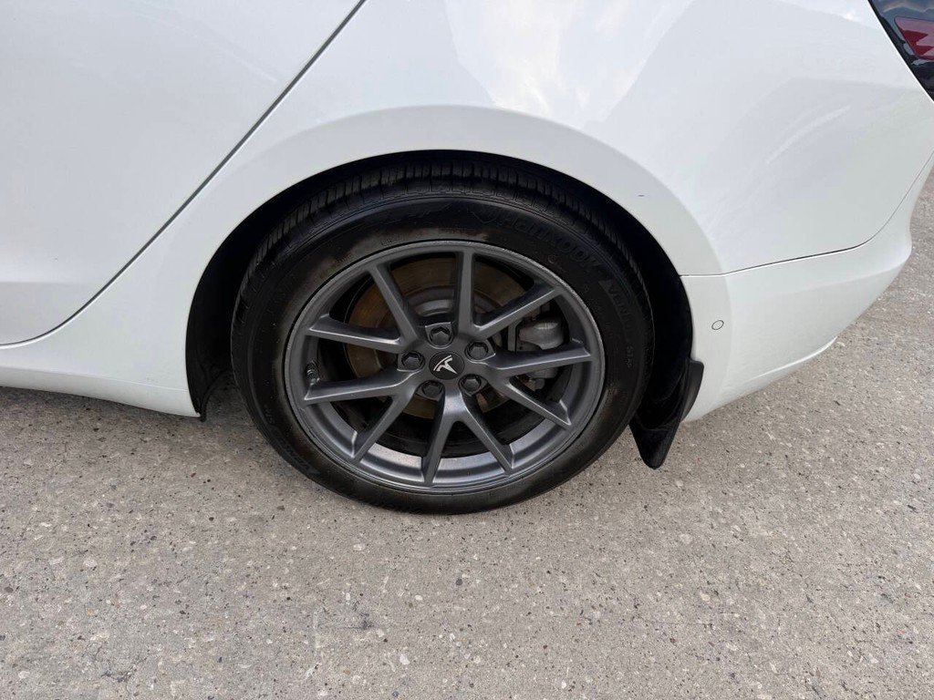 Tesla Model 3 Vehicle Full-screen Gallery Image 33