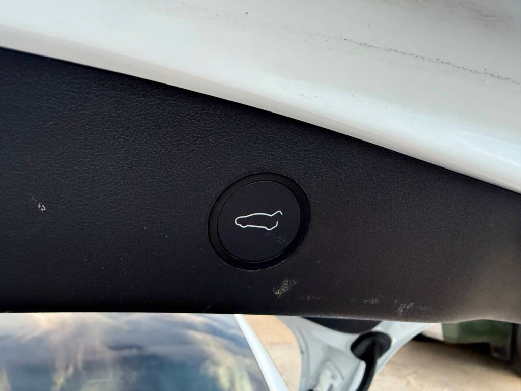Tesla Model 3 Vehicle Full-screen Gallery Image 34