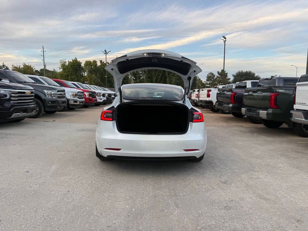 Tesla Model 3 Vehicle Full-screen Gallery Image 35