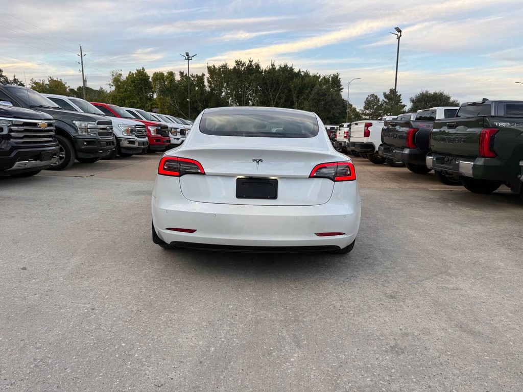 Tesla Model 3 Vehicle Full-screen Gallery Image 37