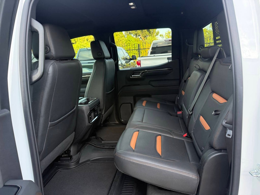 GMC Sierra 1500 Vehicle Full-screen Gallery Image 13