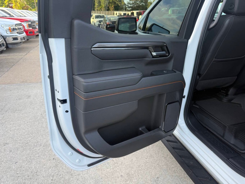 GMC Sierra 1500 Vehicle Full-screen Gallery Image 14