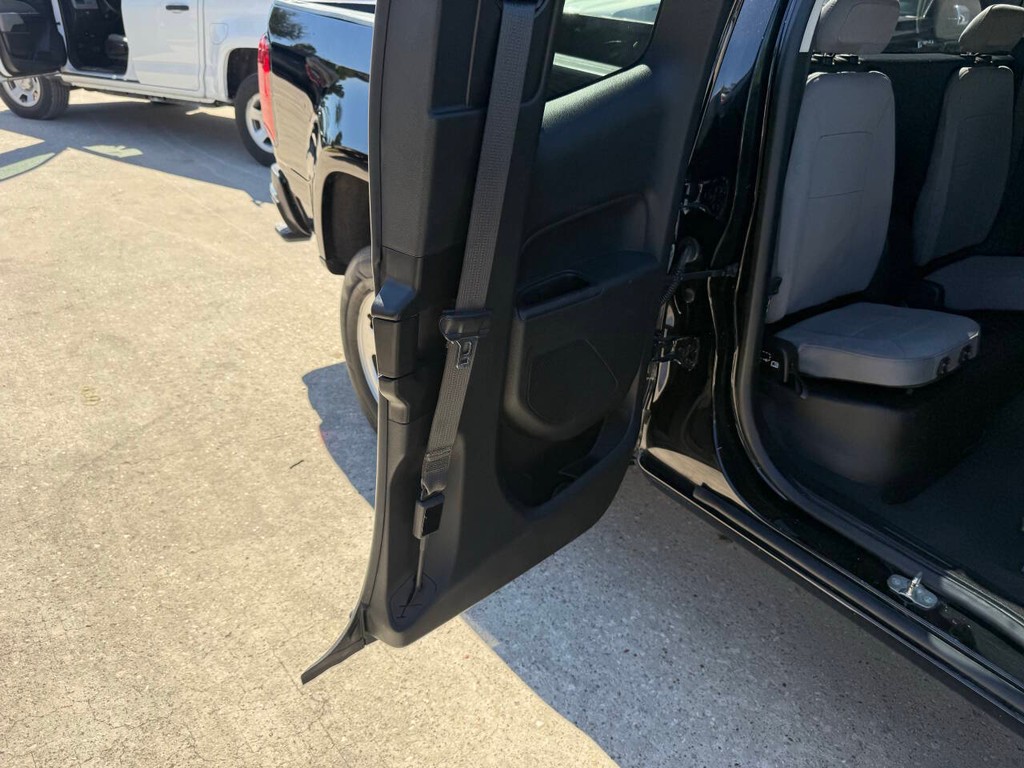 Chevrolet Colorado Vehicle Full-screen Gallery Image 15