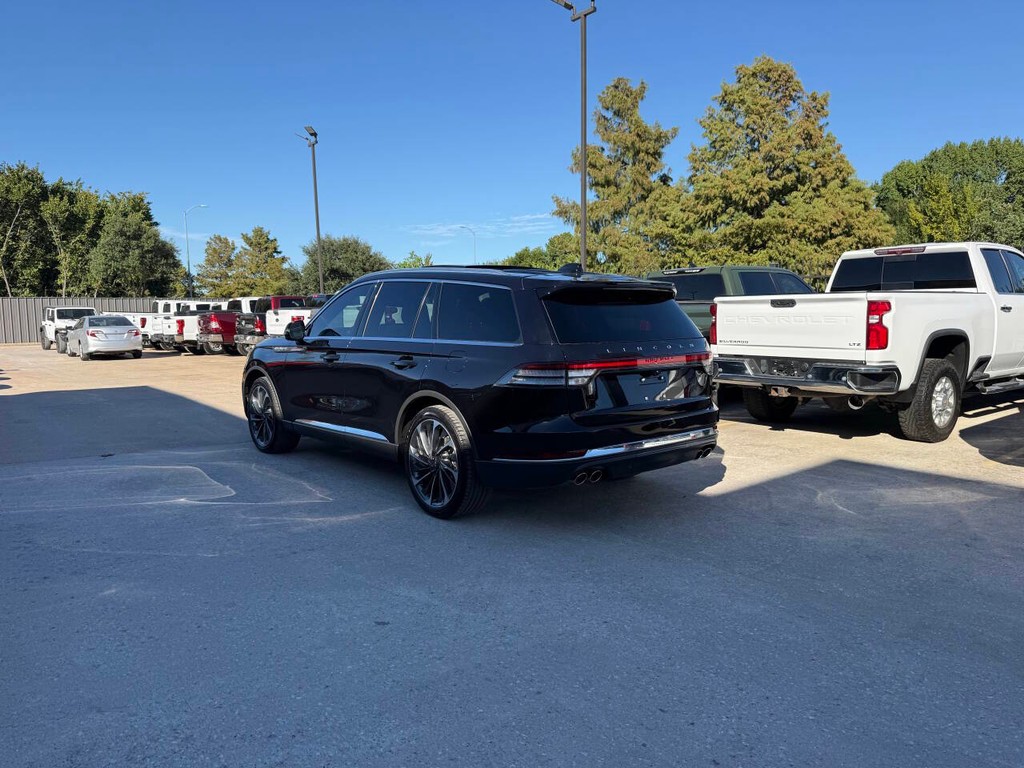 Lincoln Aviator Vehicle Full-screen Gallery Image 04