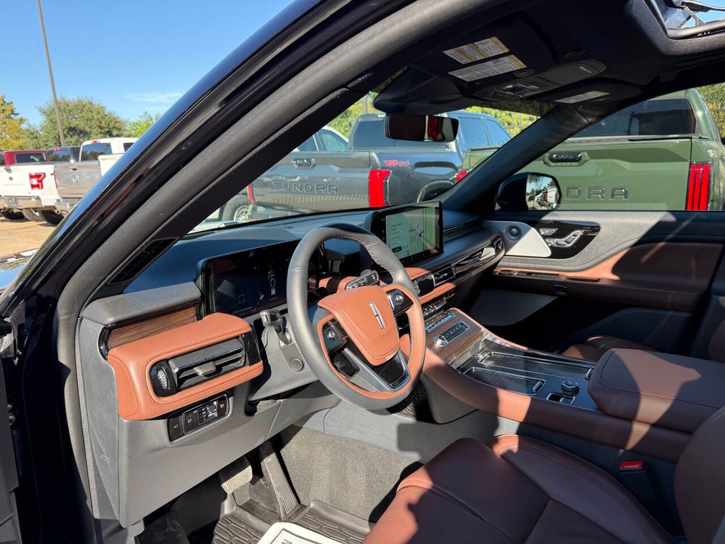 Lincoln Aviator Vehicle Full-screen Gallery Image 06