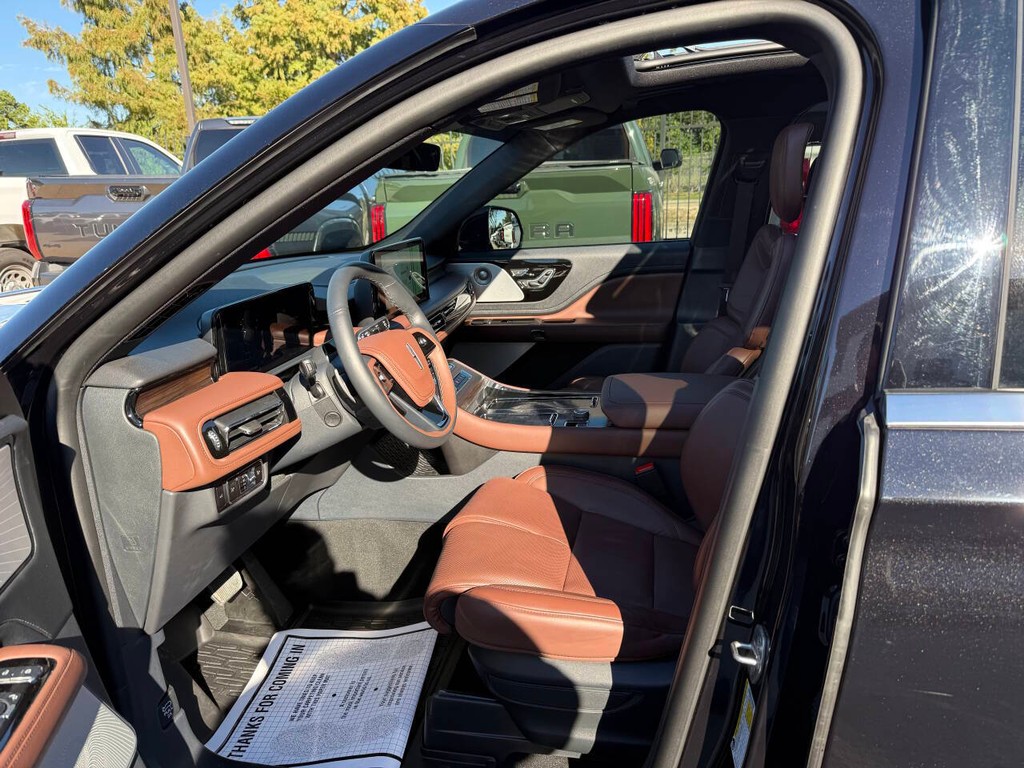 Lincoln Aviator Vehicle Full-screen Gallery Image 07