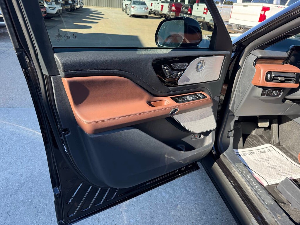 Lincoln Aviator Vehicle Full-screen Gallery Image 08