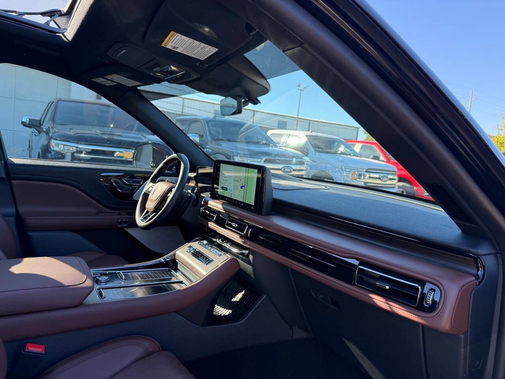 Lincoln Aviator Vehicle Full-screen Gallery Image 09
