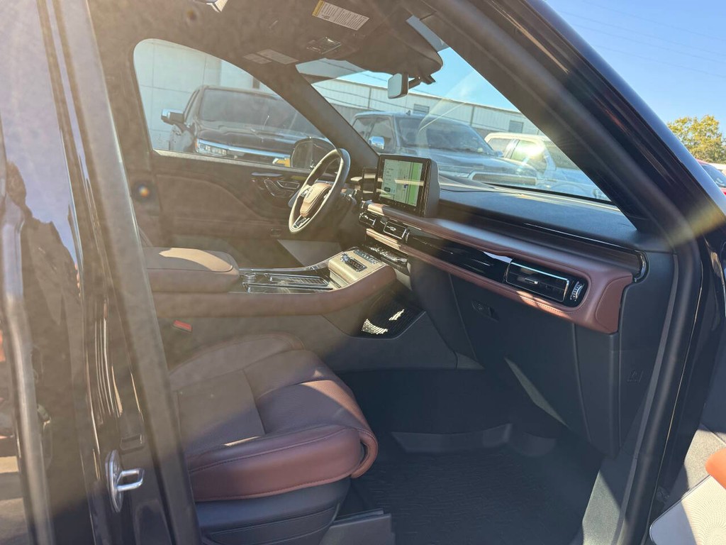 Lincoln Aviator Vehicle Full-screen Gallery Image 11