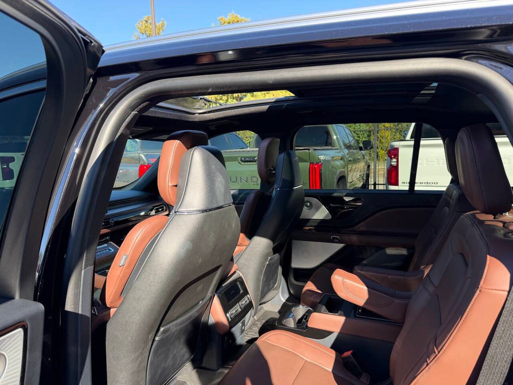 Lincoln Aviator Vehicle Full-screen Gallery Image 12