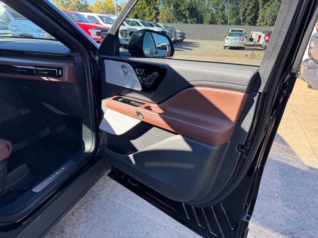 Lincoln Aviator Vehicle Full-screen Gallery Image 13