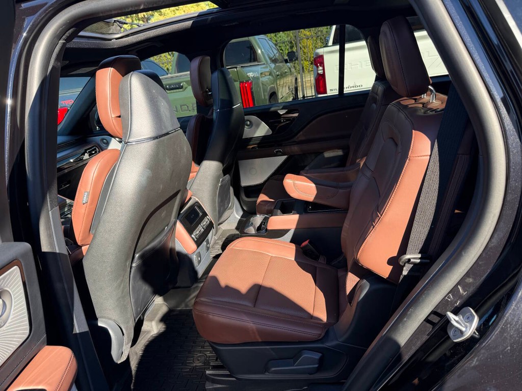 Lincoln Aviator Vehicle Full-screen Gallery Image 15