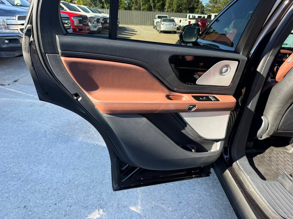Lincoln Aviator Vehicle Full-screen Gallery Image 17