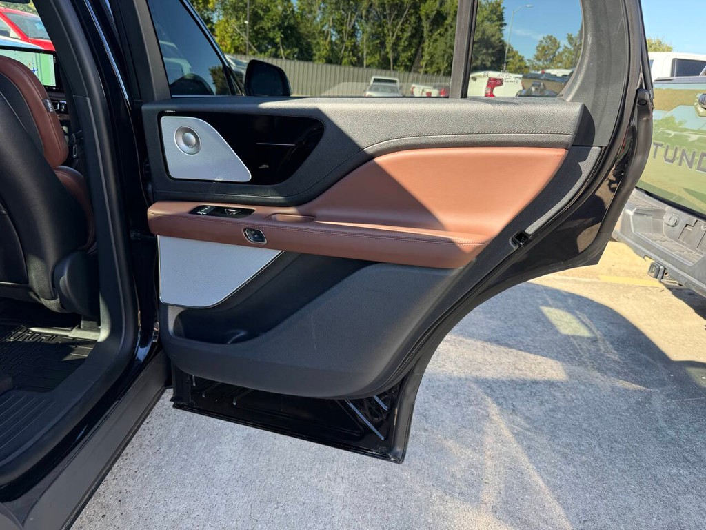 Lincoln Aviator Vehicle Full-screen Gallery Image 20