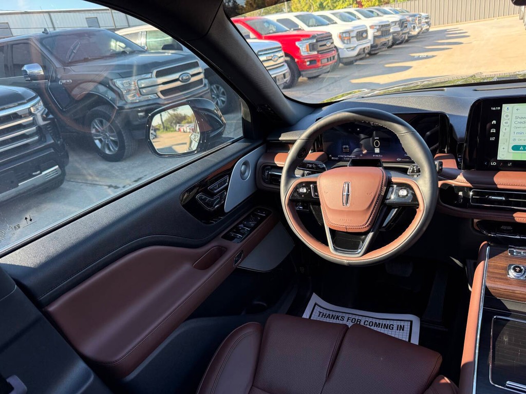 Lincoln Aviator Vehicle Full-screen Gallery Image 23