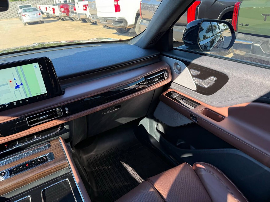 Lincoln Aviator Vehicle Full-screen Gallery Image 24
