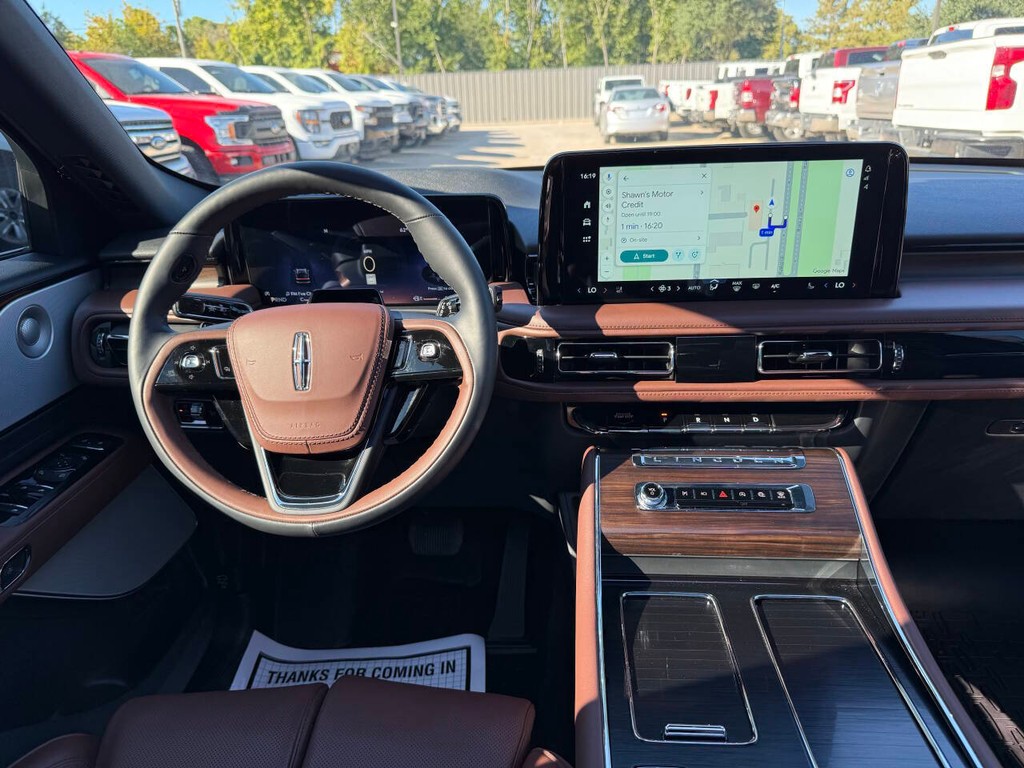 Lincoln Aviator Vehicle Full-screen Gallery Image 25