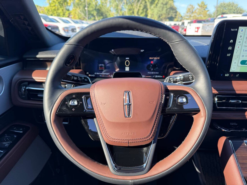 Lincoln Aviator Vehicle Full-screen Gallery Image 27