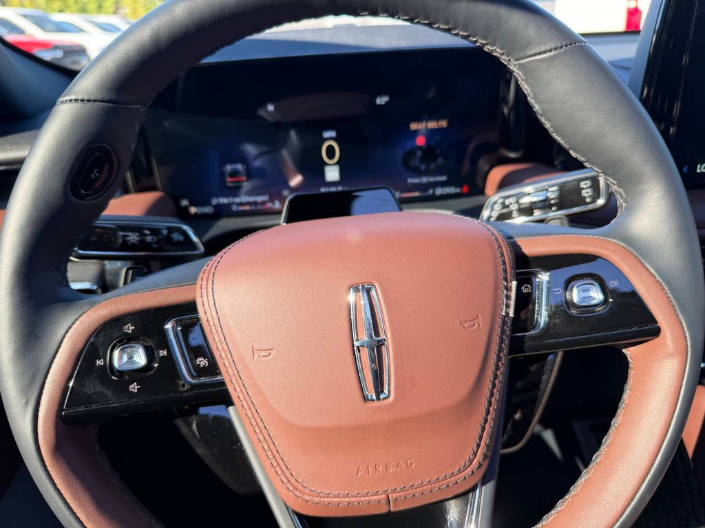 Lincoln Aviator Vehicle Full-screen Gallery Image 28