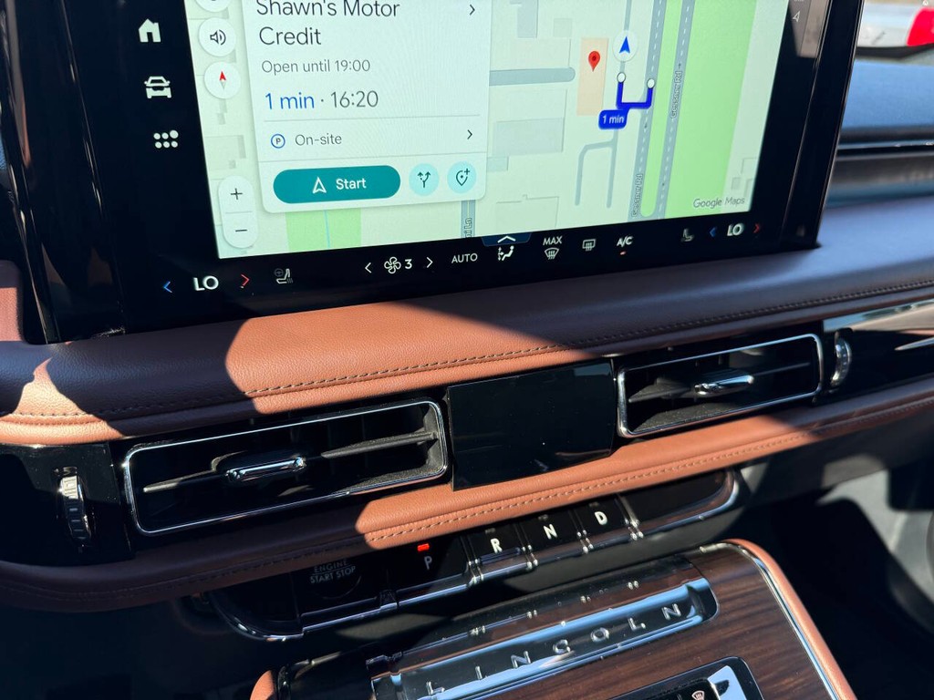 Lincoln Aviator Vehicle Full-screen Gallery Image 32