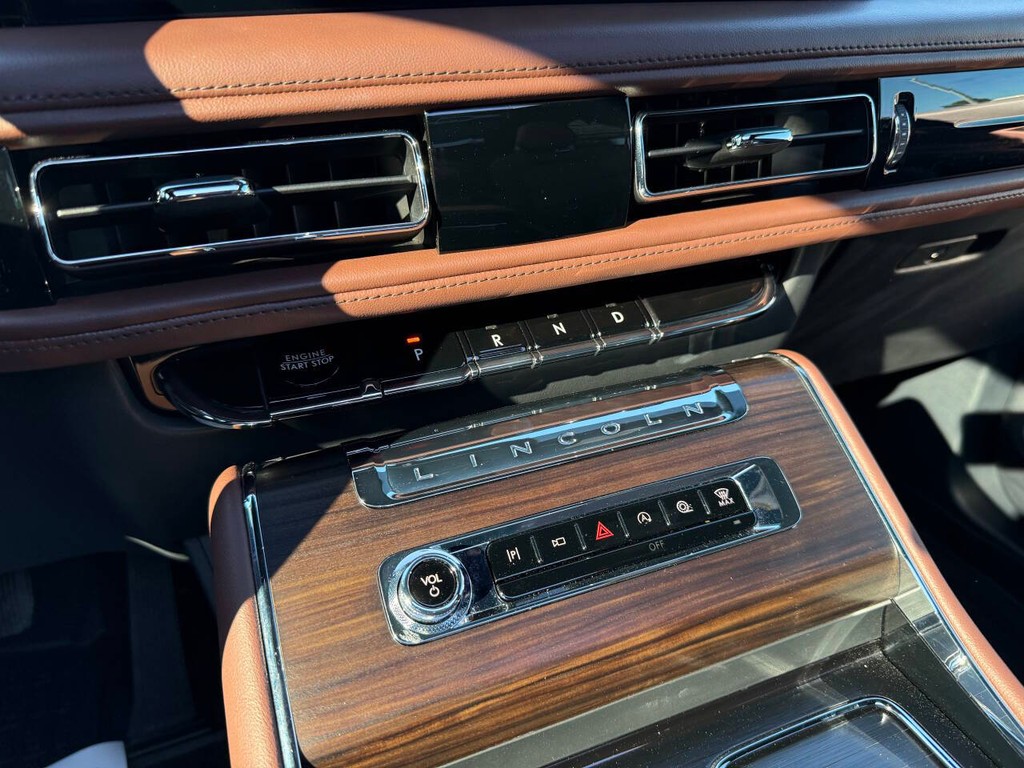 Lincoln Aviator Vehicle Full-screen Gallery Image 33