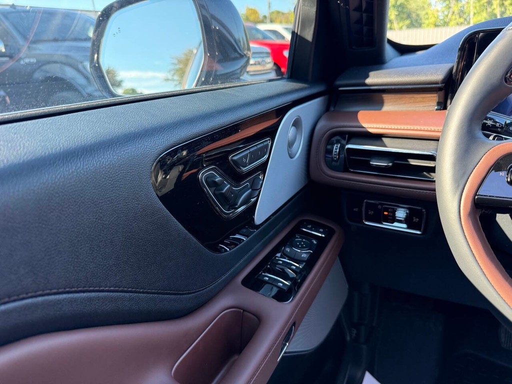 Lincoln Aviator Vehicle Full-screen Gallery Image 35