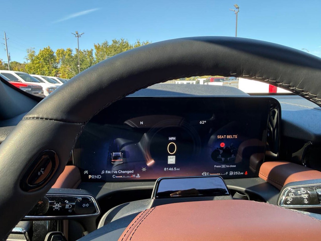 Lincoln Aviator Vehicle Full-screen Gallery Image 38