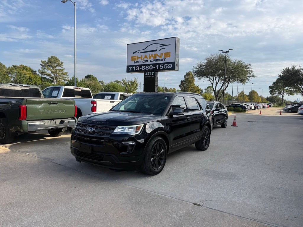 Ford Explorer Vehicle Full-screen Gallery Image 03