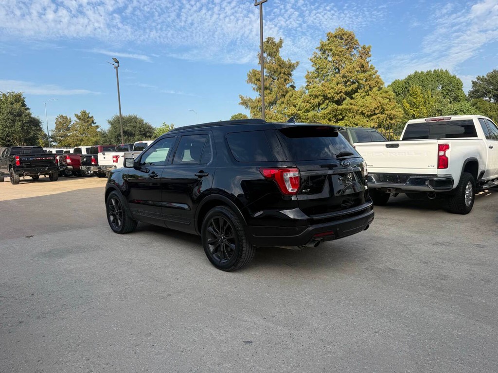 Ford Explorer Vehicle Full-screen Gallery Image 04