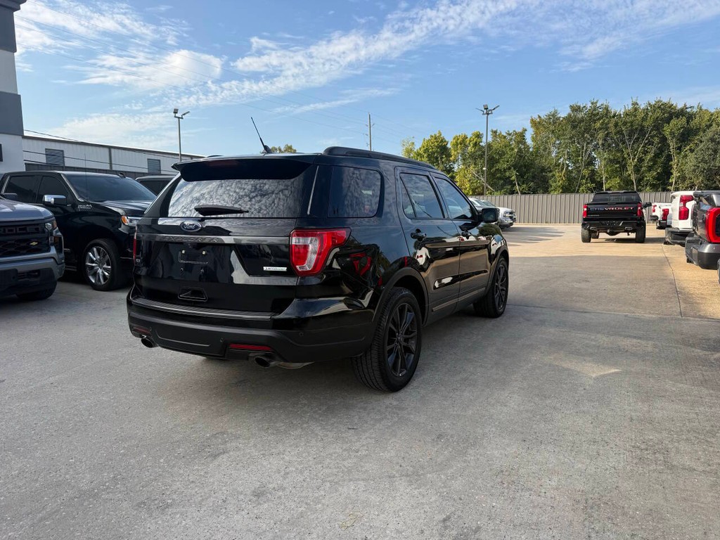Ford Explorer Vehicle Full-screen Gallery Image 05
