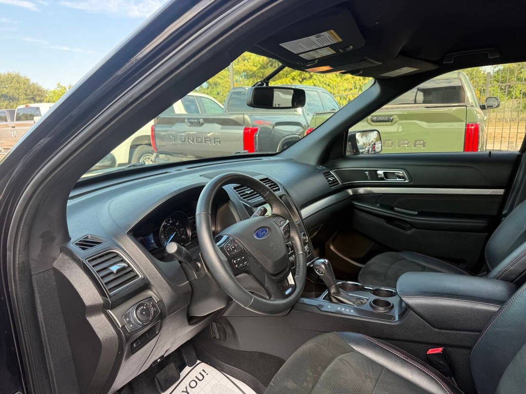 Ford Explorer Vehicle Full-screen Gallery Image 06