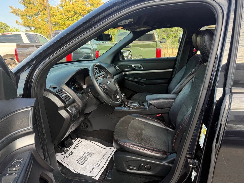 Ford Explorer Vehicle Full-screen Gallery Image 07