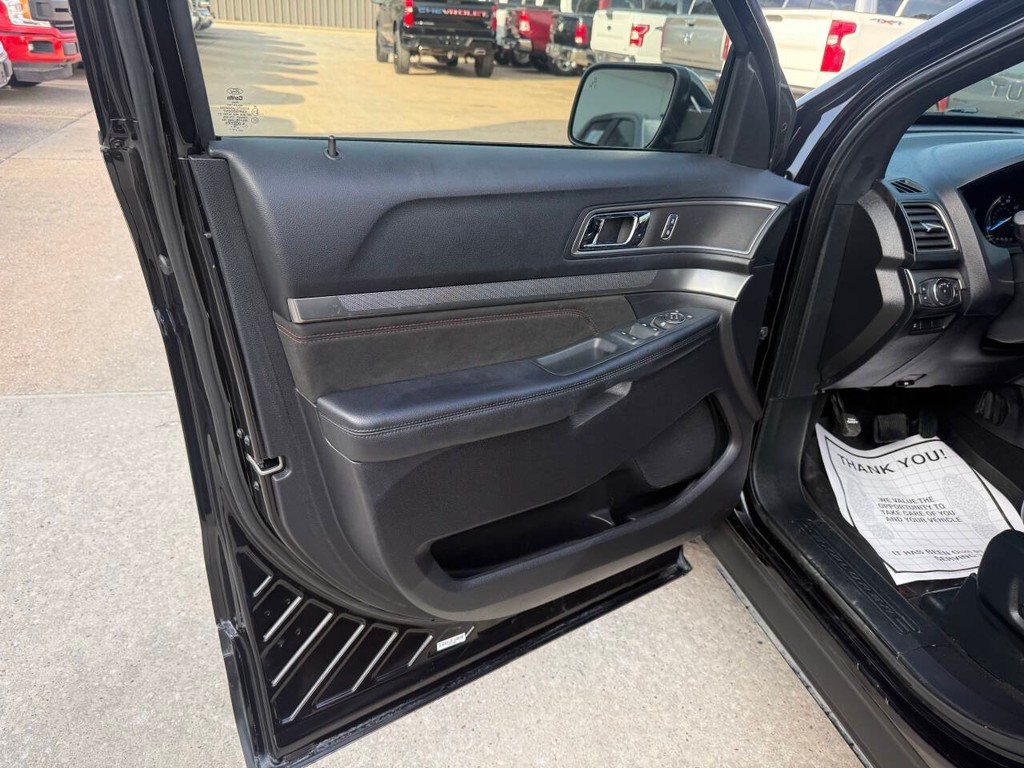 Ford Explorer Vehicle Full-screen Gallery Image 08