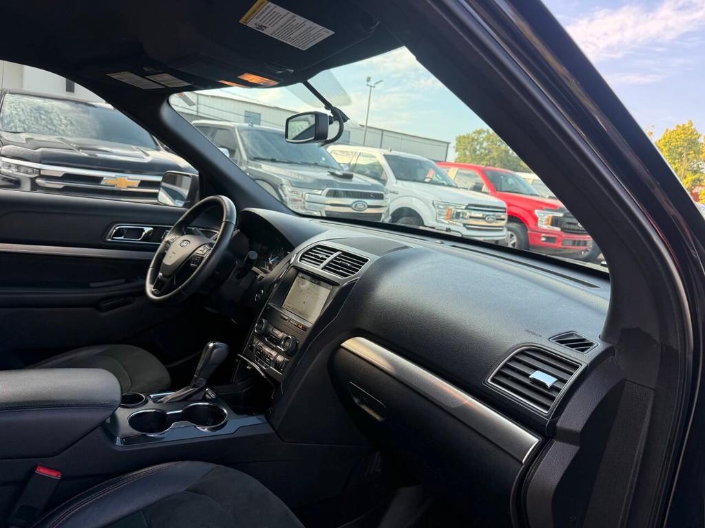 Ford Explorer Vehicle Full-screen Gallery Image 09